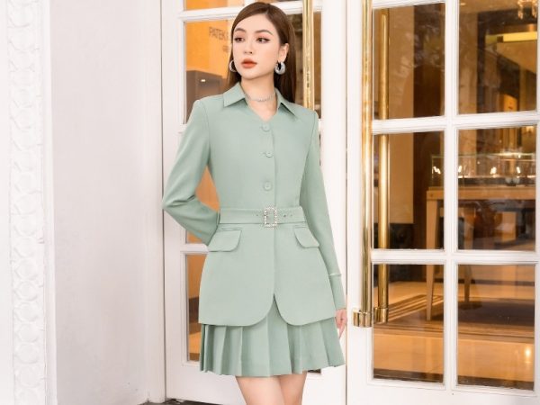 Phối đồ với chân váy xòe ngắn