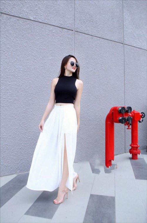 Chân váy trắng dài với áo croptop quyến rũ