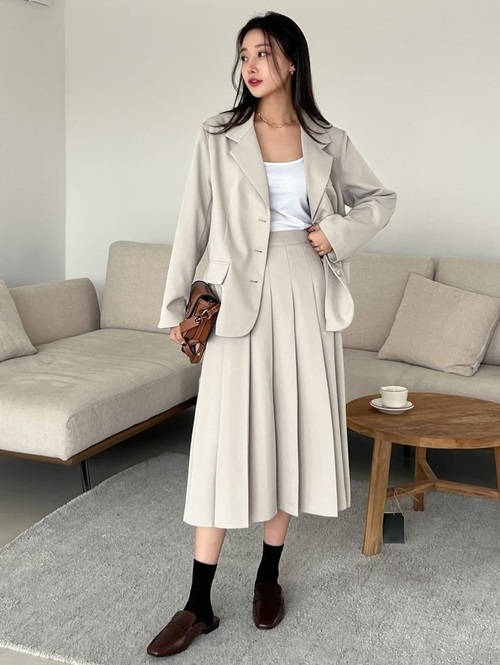 Áo blazer phối với chân váy xòe