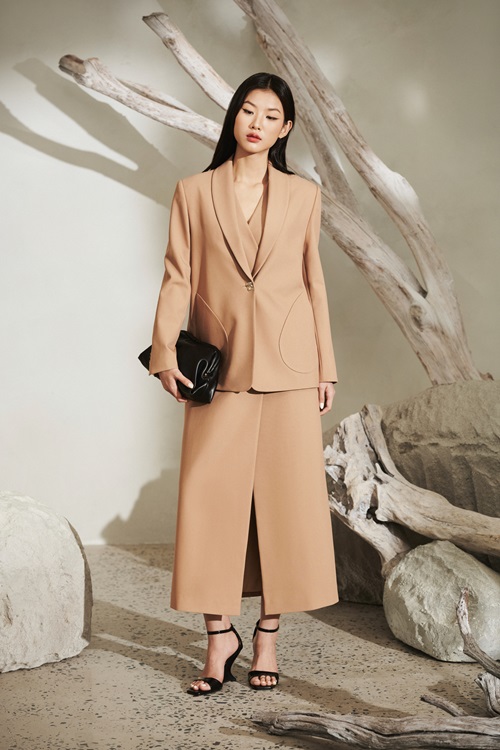 Outfit công sở nữ phối đầm với áo blazer