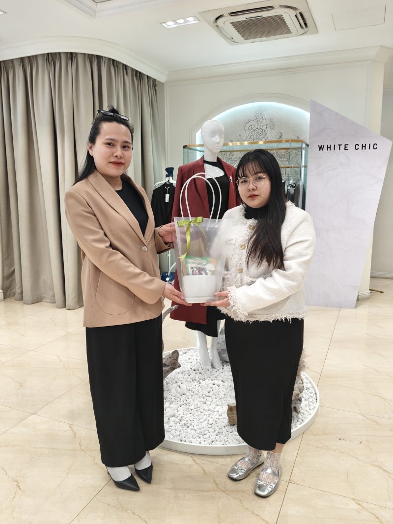 WHITE CHIC tặng hạt giống hoa Cát Tường ngày 8/3