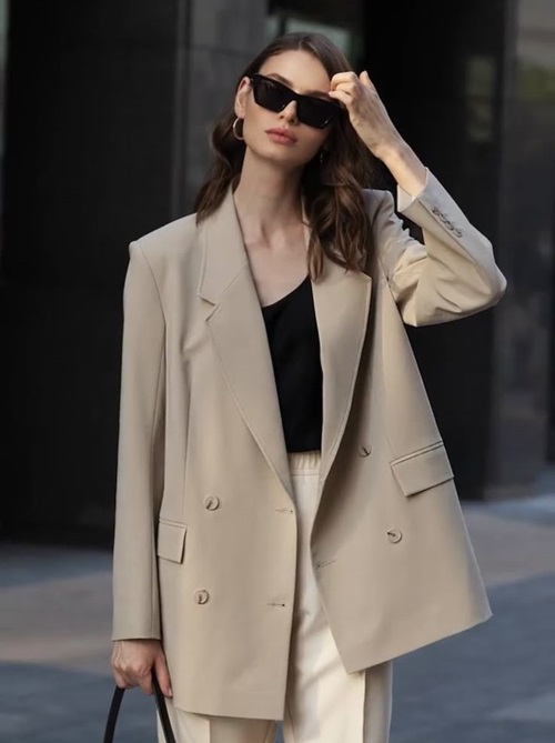 Blazer phối với áo hai dây