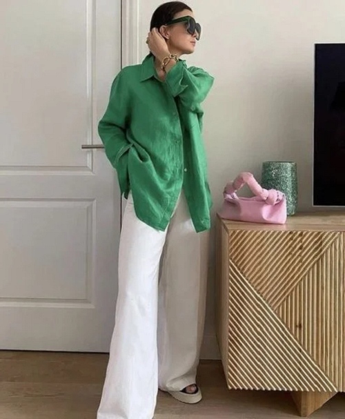 Áo xanh lá mặc với quần màu trắng đẹp