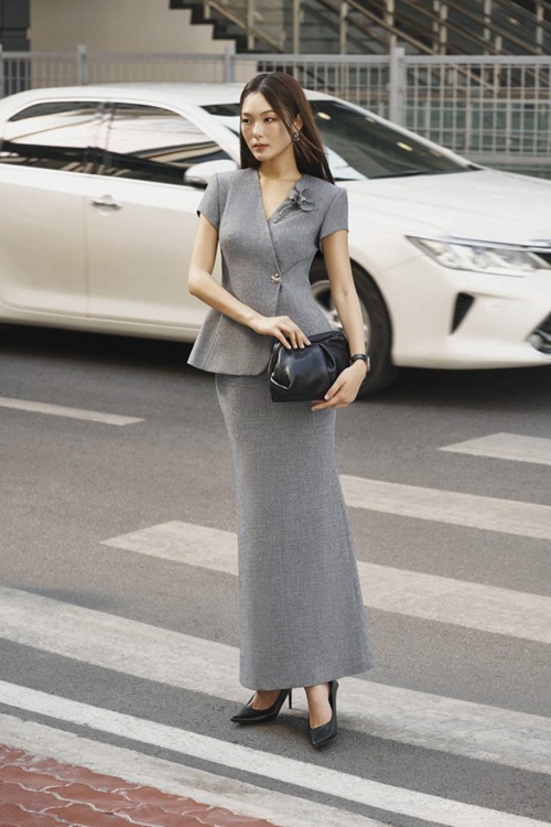 Kết hợp với phụ kiện để tạo điểm nhấn cho set đồ nữ sang trọng