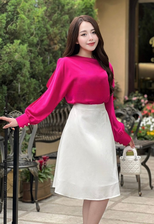 Chân váy chữ A phối cùng áo sơ mi lụa