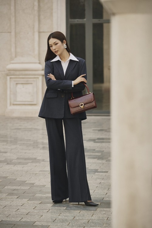 Blazer cách điệu kết hợp với quần ống suông